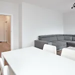 Apartamento 10th Floor Unii Lubelskiej By Bookinghost